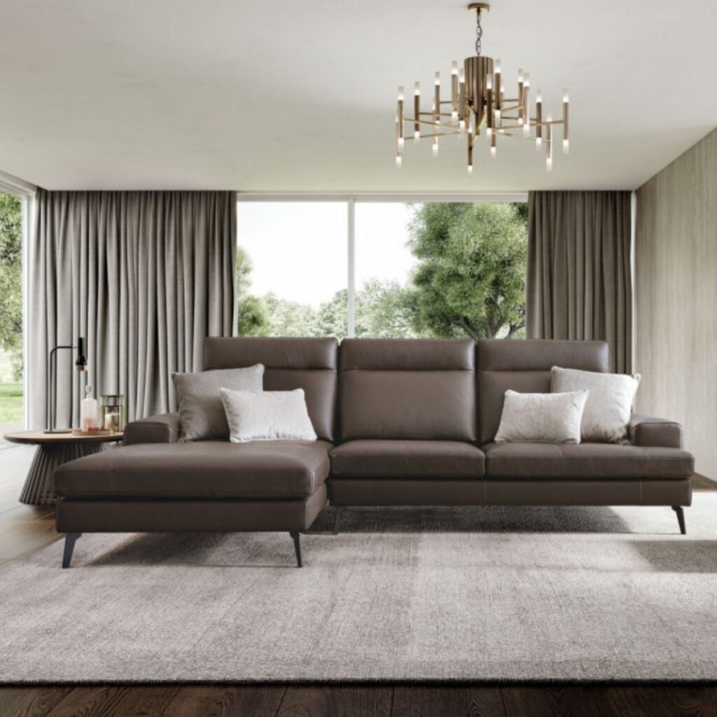 Canapea LeComfort Emmet într-un living elegant în tonuri calde